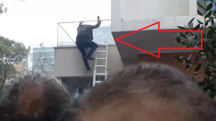 Plagoset një protestues në selinë blu, bie nga shkallët (FOTO LAJM)