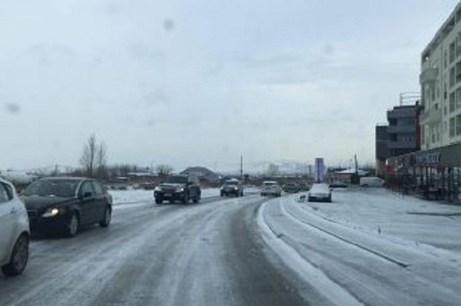 Reshjet e borës vështirësojnë qarkullimin nëpër rrugët e Kosovës