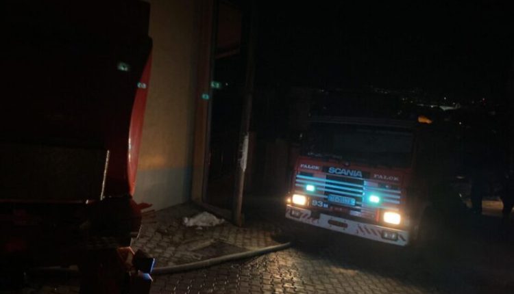 “Do ta përfshinte tërë lagjen” – u parandalua fatkeqësi e madhe, zjarri shkrumboi shtëpi në një lagje të Tetovës! (VIDEO)