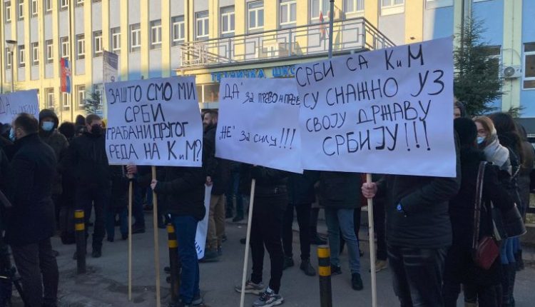 Serbët kërkojnë mbajtjen e referendumit, protestë në Mitrovicë