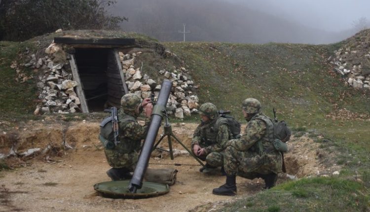 Ushtria serbe vazhdon me provokime, stërvitet përgjatë kufirit me Kosovën (FOTO)