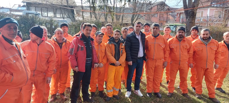 Drejtori i NPK-së -Tetovë i vesh punëtorët me uniforma të reja (FOTO)