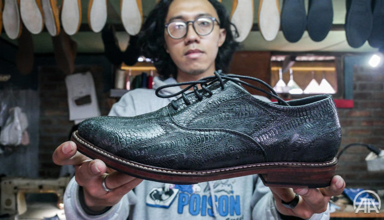 Indonezi: Këpucë të bëra nga lëkura e këmbëve të pulës, alternativë për lëkurën ekzotike