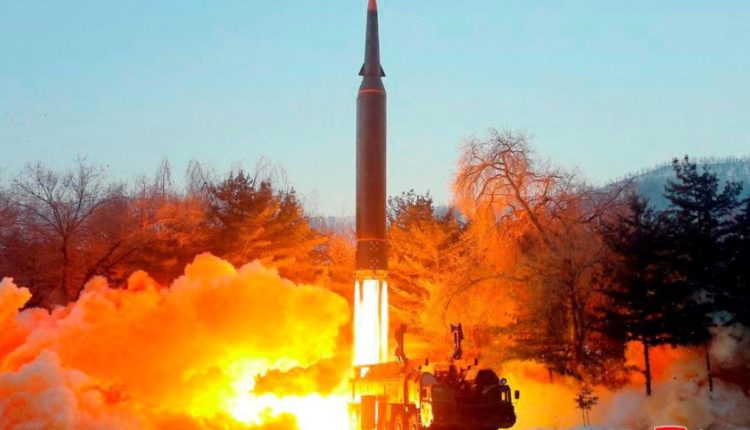 Koreja Veriore rifillon testet e raketave balistike