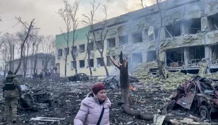 Rusia po bombardon rafineritë e naftës dhe depot e ushqimit në Ukrainë