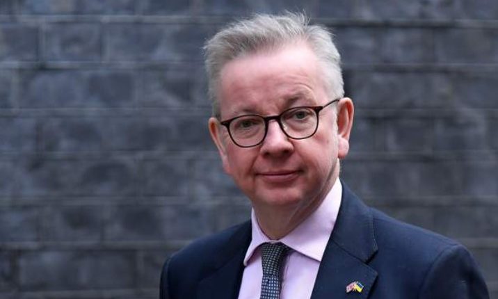 Ministri britanik thotë se do t’ia ofrojë shtëpinë refugjatëve
