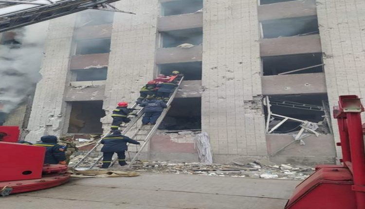 Sulmi ajror rus, shkatërrohet një pallat në Chernihiv