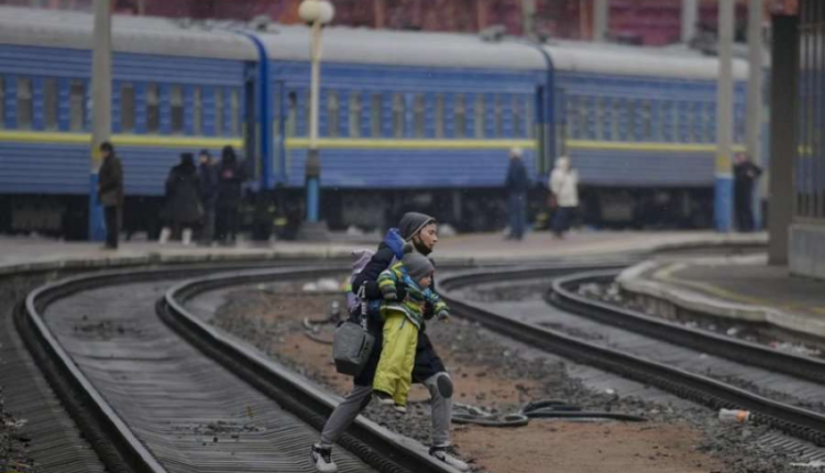 Sulmohet treni me refugjatë në Ukrainë, disa të plagosur