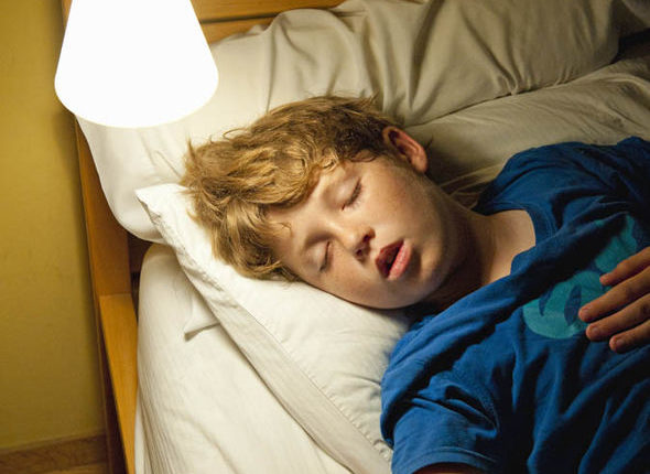 Paralajmërimi i mjekëve: Kurrë mos flini me dritën ndezur