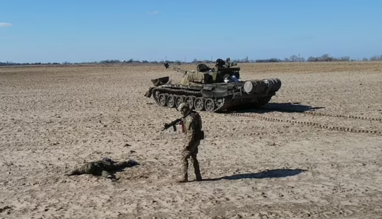 Shokët e braktisën, komandanti e kërcënoi se do e qëllonte, ky është momenti kur ushtari rus i dorëzohet ukrainasve me gjithë tank në këmbim të 10 mijë USD dhe shtetësisë (FOTO)