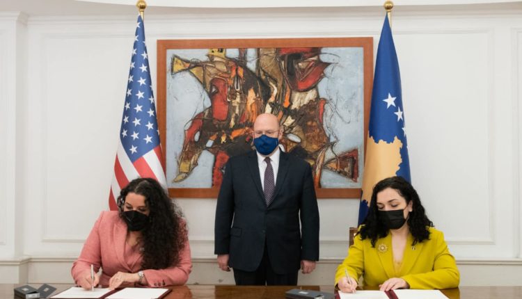 SHBA i dhuron Kosovës edhe 32 milionë dollarë shtesë, thotë presidentja Osmani