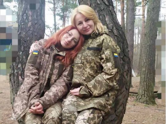 Nënë e bijë nga Ukraina luftojnë kundër rusëve: Do t’i dëbojmë deri në Moskë, erdhën të na vrasin në vendin tonë