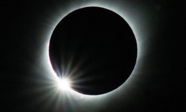 Kuptimi i eklipsit diellor të hënës së zezë të prillit
