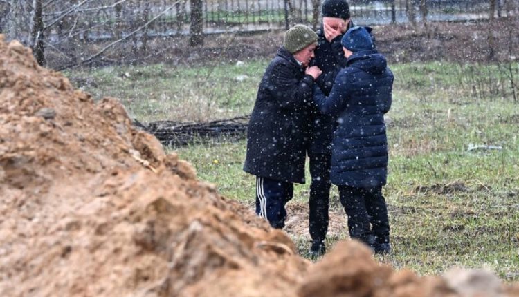 Varri masiv në Bucha të Ukrainës/ Kryebashkiaku: Mund të jenë 300 viktima