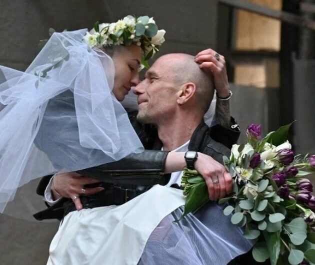 Çifti ukrainas celebrojnë martesën në mes të rrënojave në Kharkiv