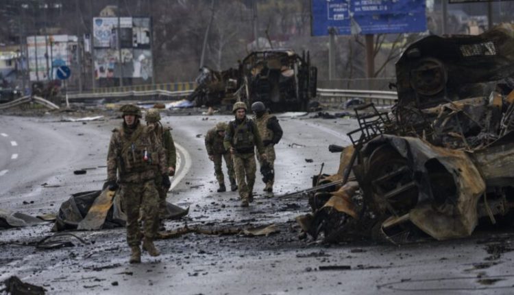 Pamje rënda nga rrugët e Ukrainës të mbushura me trupat e civilëve të vrarë (Video)