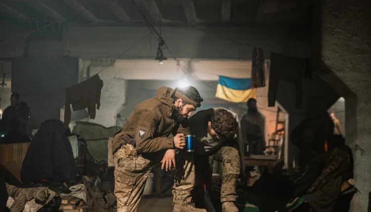 Ushtarët e fundit ukrainas në Azovstal thonë se Kievi “ urdhëroi” ndalimin e luftimeve
