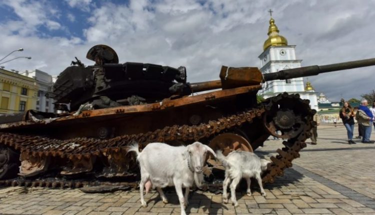 Ukrainasit në Kiev kanë hapur një lloj ekspozite, tanket e shkatërruara ruse si dhe mjetet e tjera luftarake