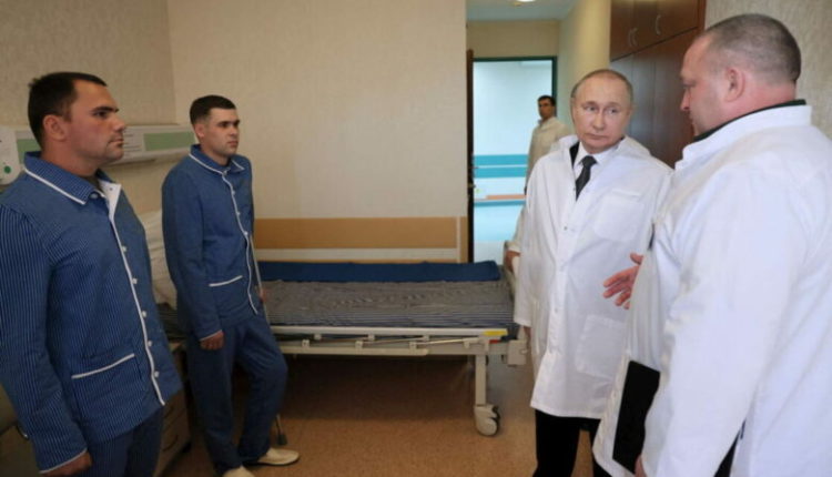Putin shfaqet në Spital Ushtarak i veshur si doktor