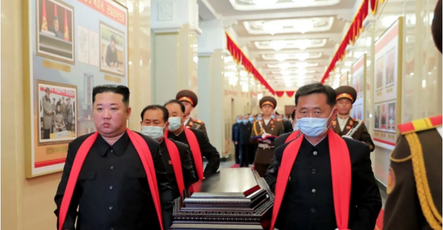 Kim Jong Un humb njeriun më të shtrenjtë, diktatori në periudhën më të vështirë të jetës (FOTO)