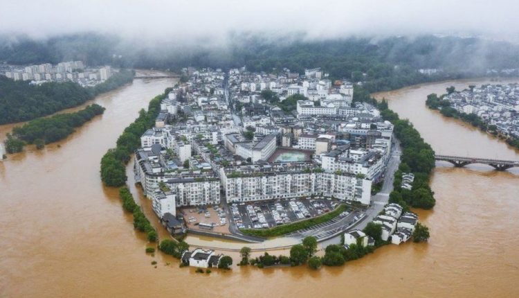 Qindra mijëra të evakuuar pasi përmbytjet kanë shkatërruar Kinën jugore