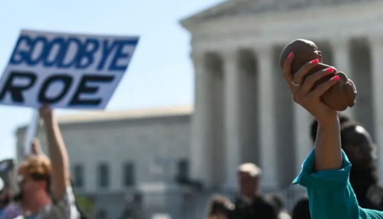Gjykata Supreme rrëzon vendimin 50-vjeçar, miliona gra humbasin të drejtën e abortit në SHBA