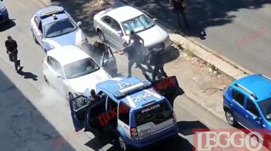 Si në filma, shikoni momentin kur policia nxjerr me forcë shqiptarin që tentoi të arratisej me makinë