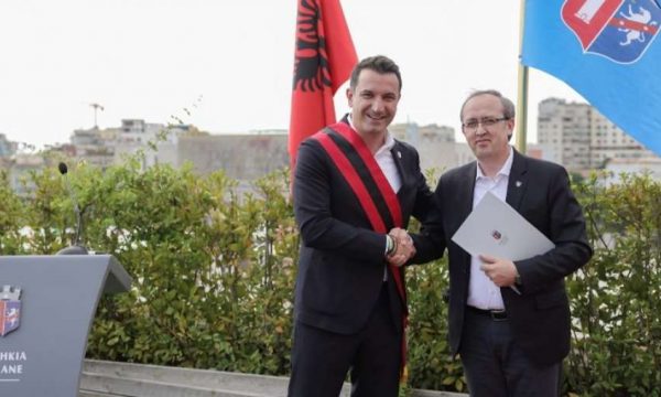 Ish-Kryeministri Hoti merr nënshtetësinë shqiptare