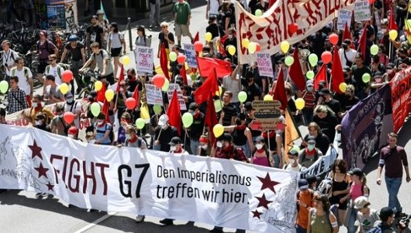 Mijëra aktivistë të maskuar si udhëheqës të G7 po protestojnë në Mynih