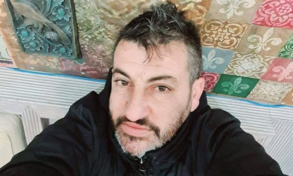 Detaje/ Si e vranë shqiptarët 42-vjeçarin grek, sapo ai iku në tualet i ngacmuan dhe ofenduan të dashurën