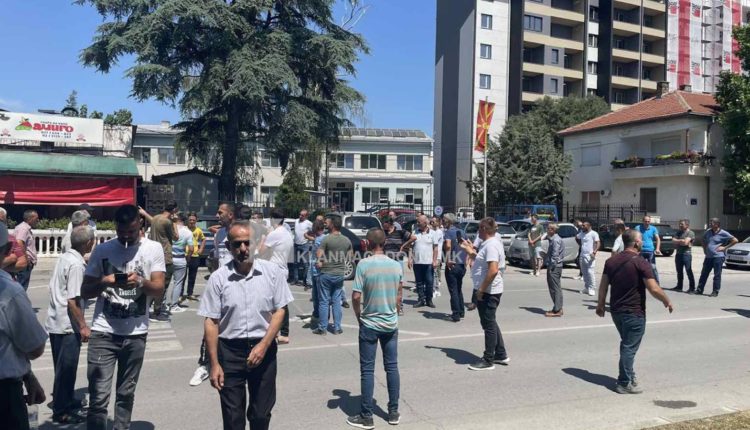 Banorët e Moranës bllokojnë rrugën: Po kërcënohemi me armë, policia nuk merr masa