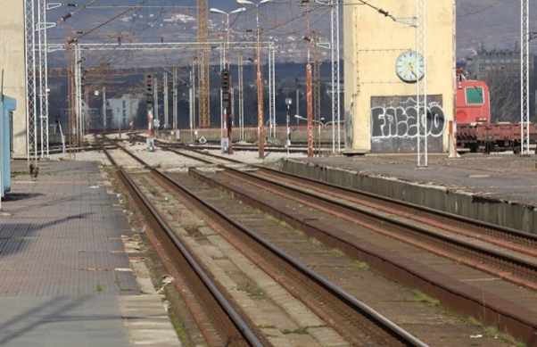 Një valixhe e dyshimt ka shkaktuar panik- raport i rrejshëm për bombë në Hekurudhën e Shkupit