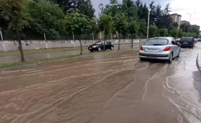 Shi i rrëmbyeshëm dhe breshër në Tetovë (VIDEO)