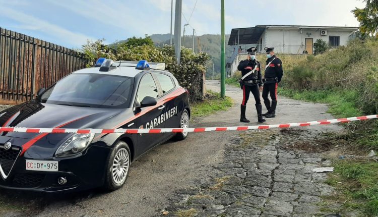 ITALI/ Kërcënoi pronarin e dyqanit me thikë dhe i theu xhamat, por u plagos, shqiptari gjendet i vdekur në makinë