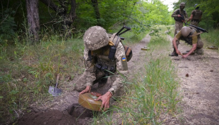 “Kurthi” për rusët, ushtarët ukrainas vendosin mina antitank