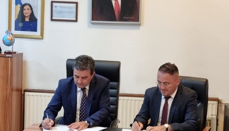 Instituti nënshkroi marrëveshje bashkëpunimi me Universitetin “Ukshin Hoti” në Prizren