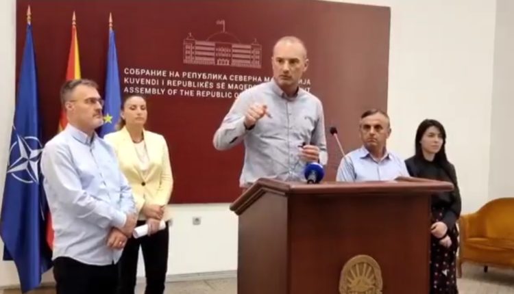 Skandaloze : Snopçe ankohet   se Talat Xhaferi flet vetëm shqip
