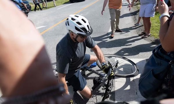 Presidenti Joe Biden rrëzohet nga biçikleta