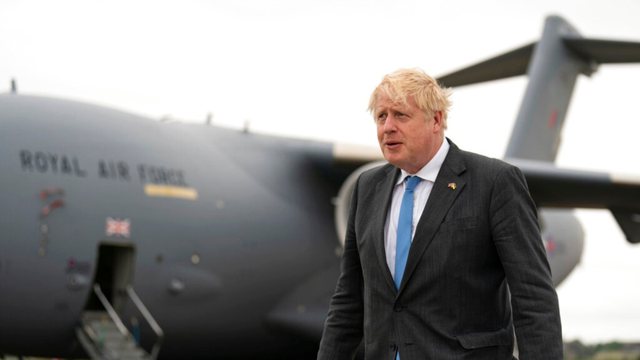 Johnson thirrje Britanisë: Duhet t’i japësh Ukrainës avionë luftarakë dhe tanke