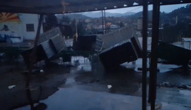 Moti i keq në orët e mbrëmjes në Dellçevë, qyteti pa rrymë dhe me shumë dëme