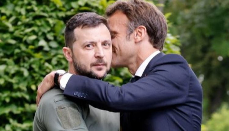 Një përqafim dhe disa fjalë në vesh, fotoja e Zelenskyt me Macron bën xhiron e rrjetit