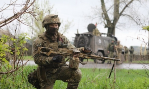 Ushtarët rusë marrin peng komandantin e tyre