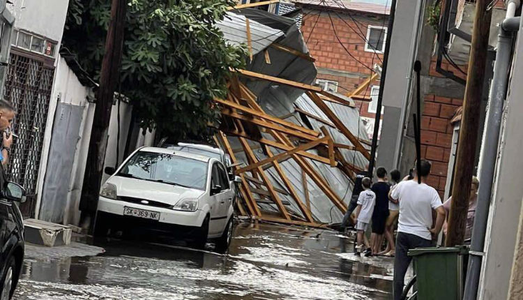 Shiu i fortë dhe erërat bëjnë shumë dëme në Shkup (FOTO)