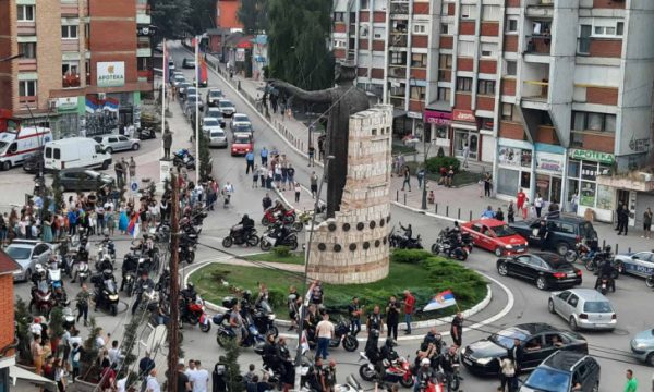 Mitrovicë, serbët fillojnë të mblidhen pas thirrjes me alarm (VIDEO)