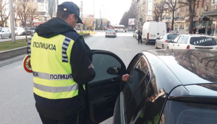 Policia në aksion ndaj automjeteve që përdoren për transport publik të udhëtarëve në Tetovë