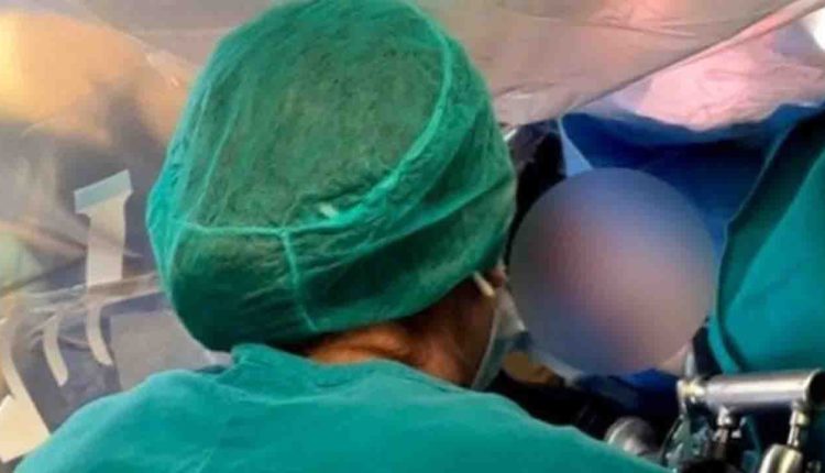 Mrekulli në Itali, mjekët i heqin tumorin 12-vjeçarit ndërsa vogëlushi ishte zgjuar në sallën e operimit