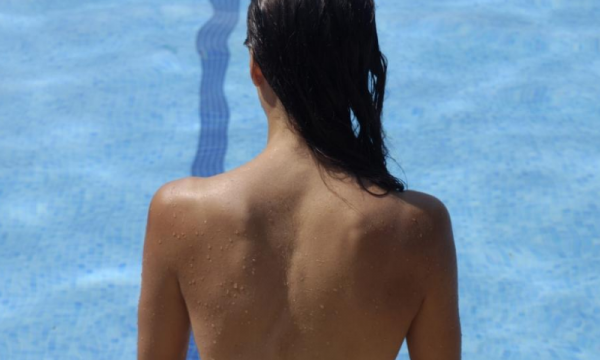 Fushata e pazakontë: Gratë të notojnë pa sutjena në pishina