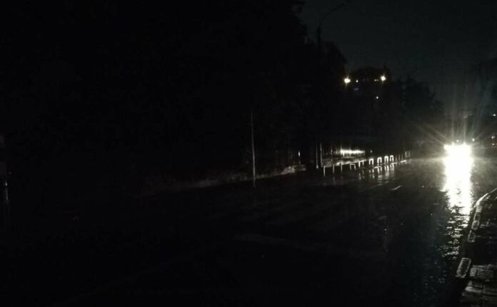 Tetova mbetet në terr për 15 minuta ndërpritet energjia elektrike për shkak të rreshjeve të rrëmbyeshme të shiut