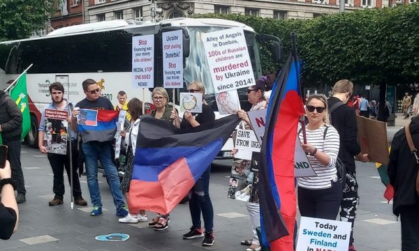E çuditshme: Serbët dhe rusët protestojnë kundër anëtarësimit të Irlandës në NATO