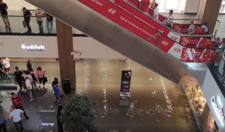 East Gate Mall mbyllet përkohësisht shkaku i vërshimeve